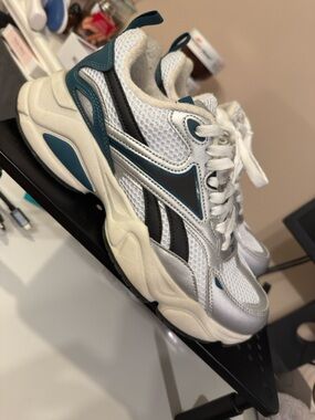 Reebok charge running shoes